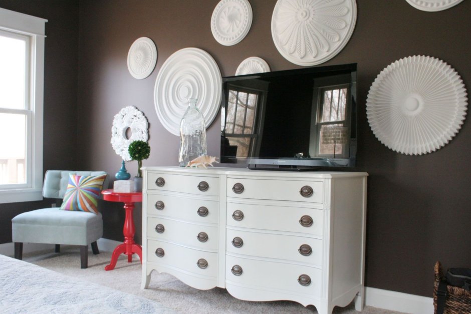 Потолочные розетки на стене