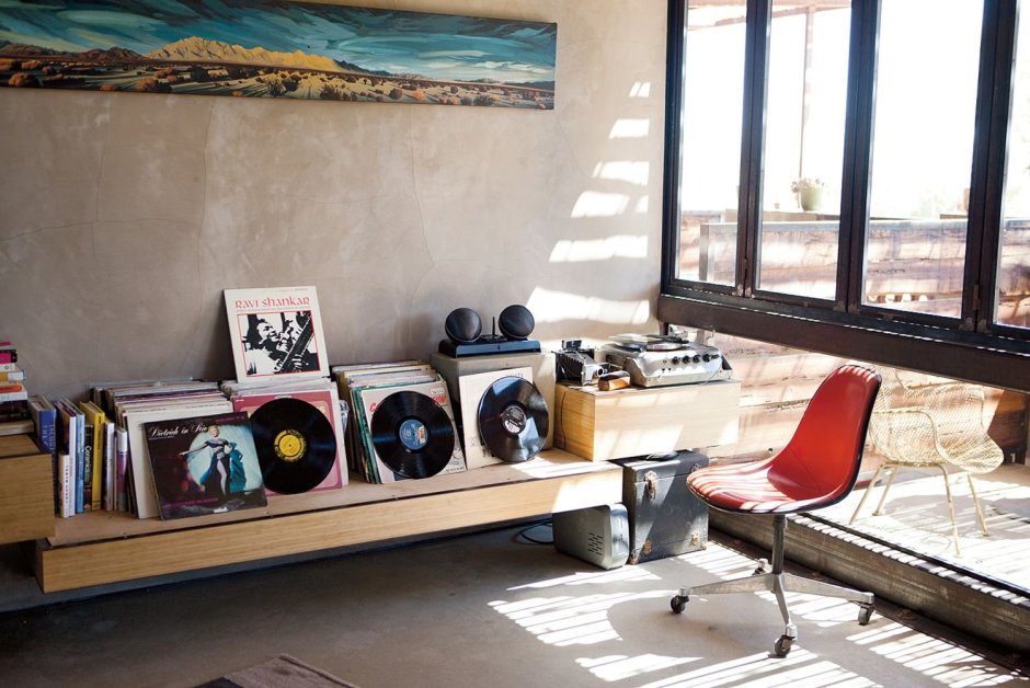 Виниловые пластинки в интерьере на стене