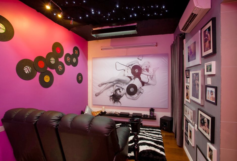Виниловые пластинки в интерьере на стене