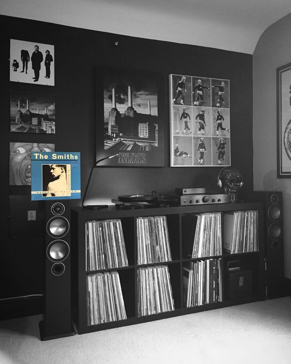 Комната с пластинками на стене