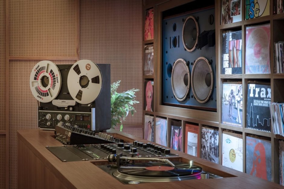 Виниловые пластинки на стене декор