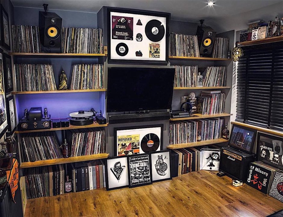 Пластинки на стене в интерьере