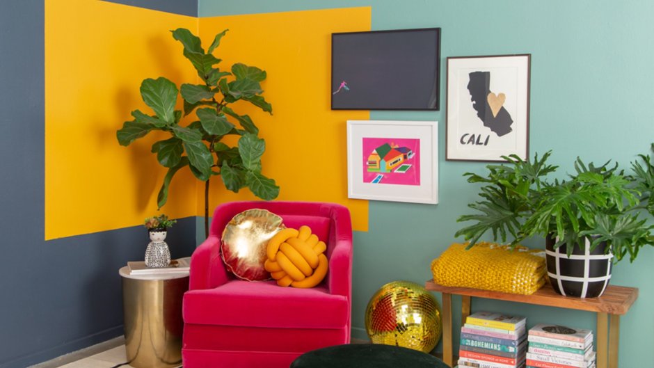 Интерьер колор блокинг синий персик