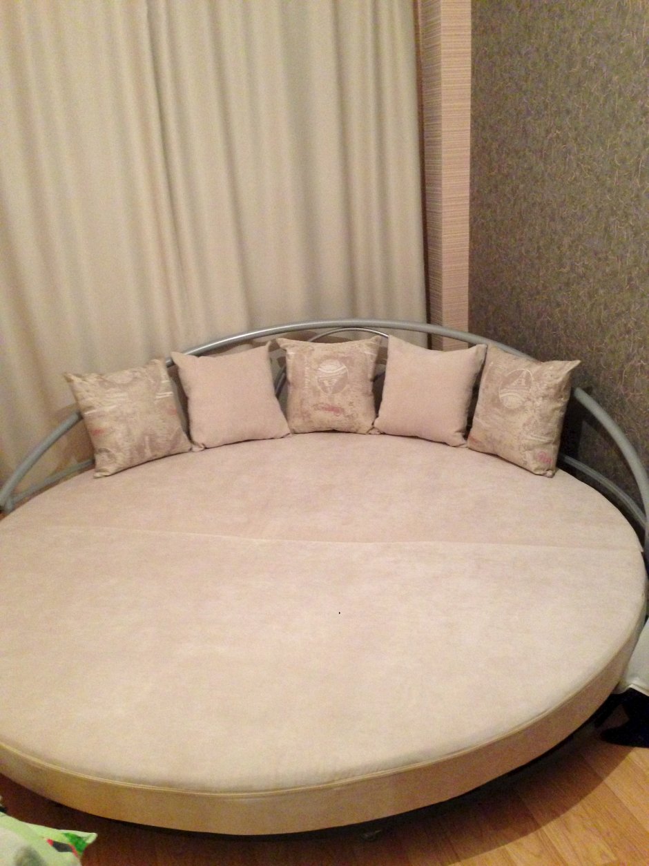 Круглый диван