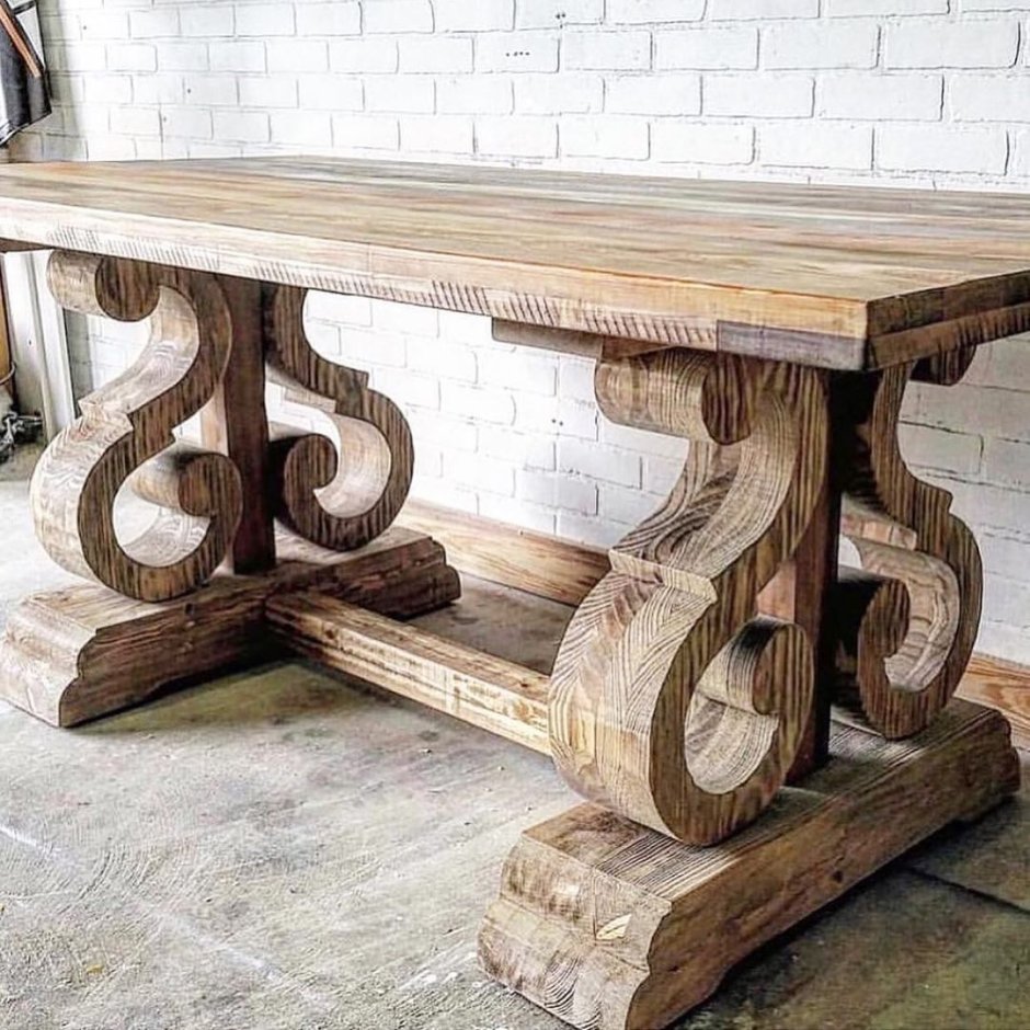 Красивый деревянный стол