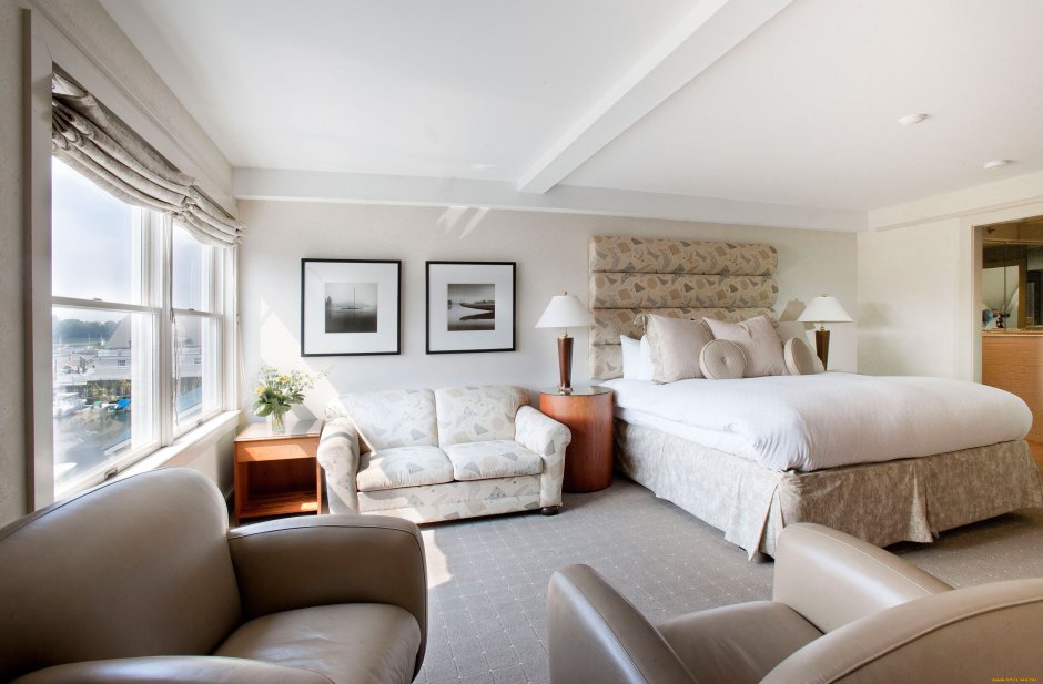 Спальня с кроватью и диванчиком