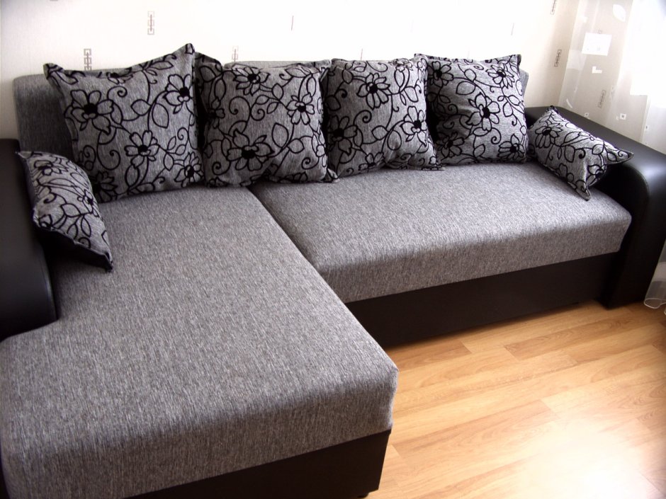 Большой угловой диван с подушками