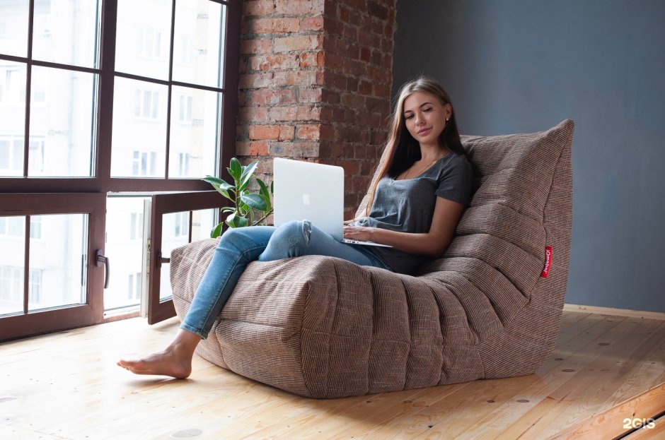 Кожаное кресло в интерьере