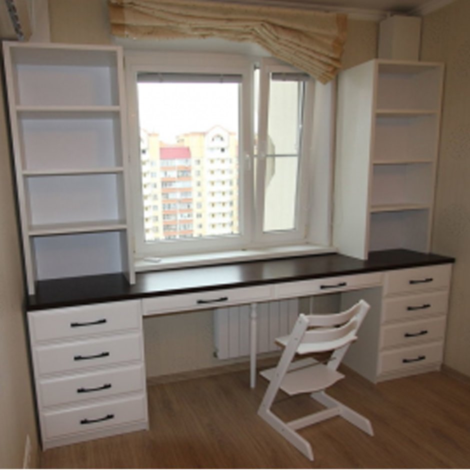 Стол подоконник в кабинете