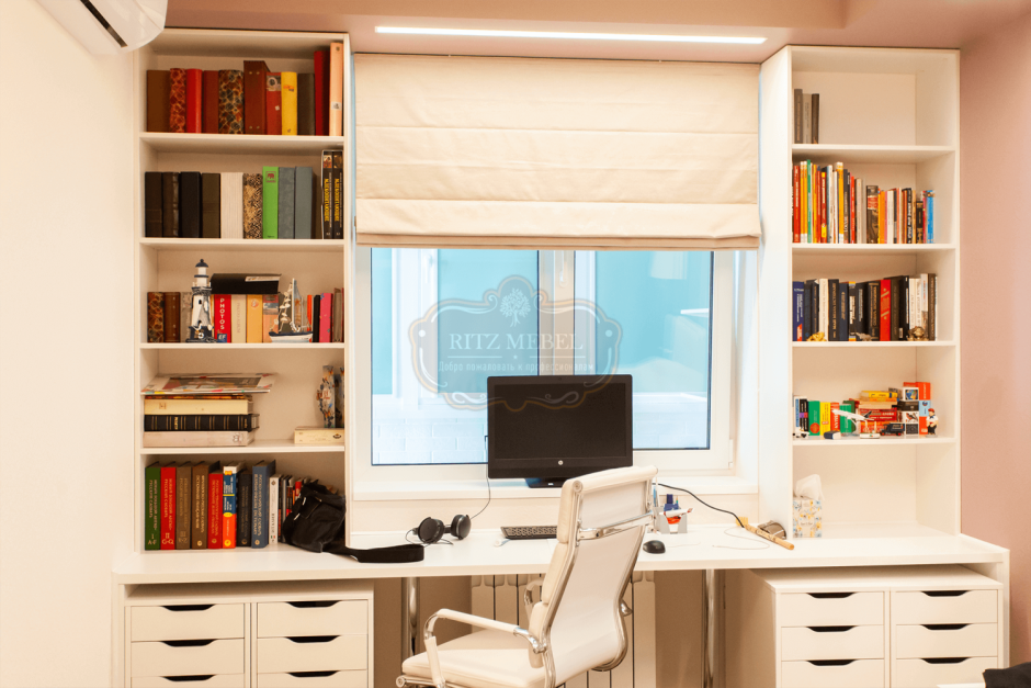 Письменный стол вдоль окна