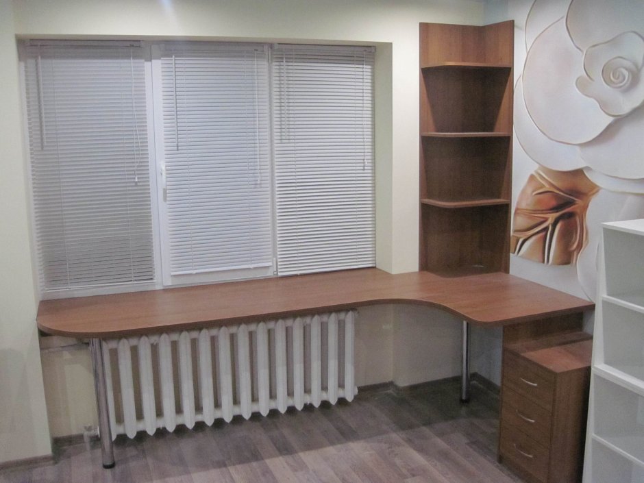 Рабочее место у окна в комнате