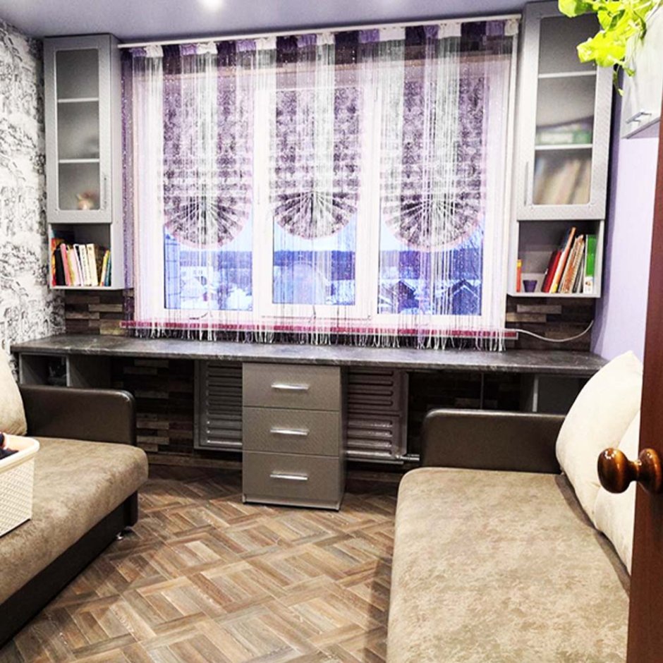 Письменный стол у окна