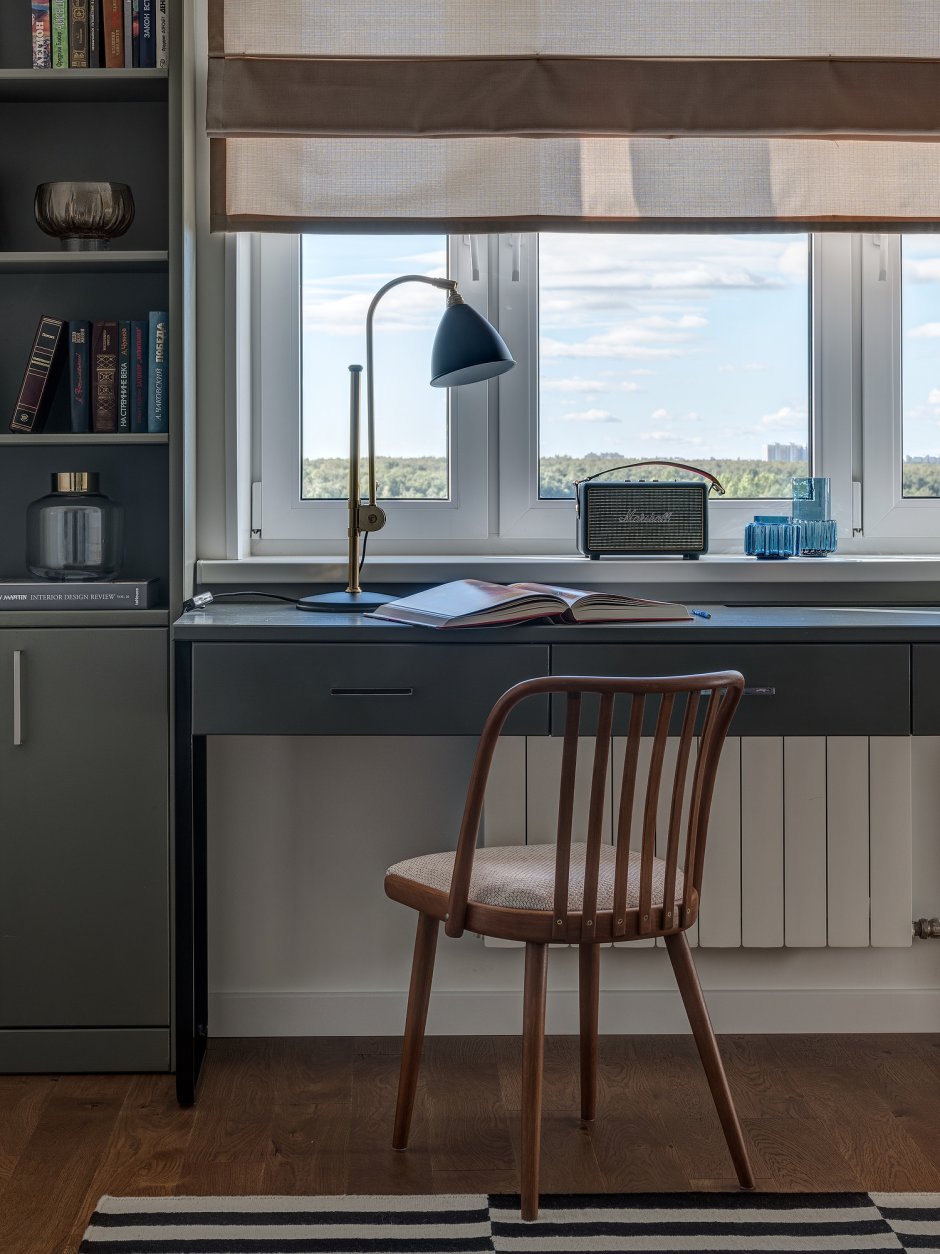 Встроенные столы в подоконник для детской