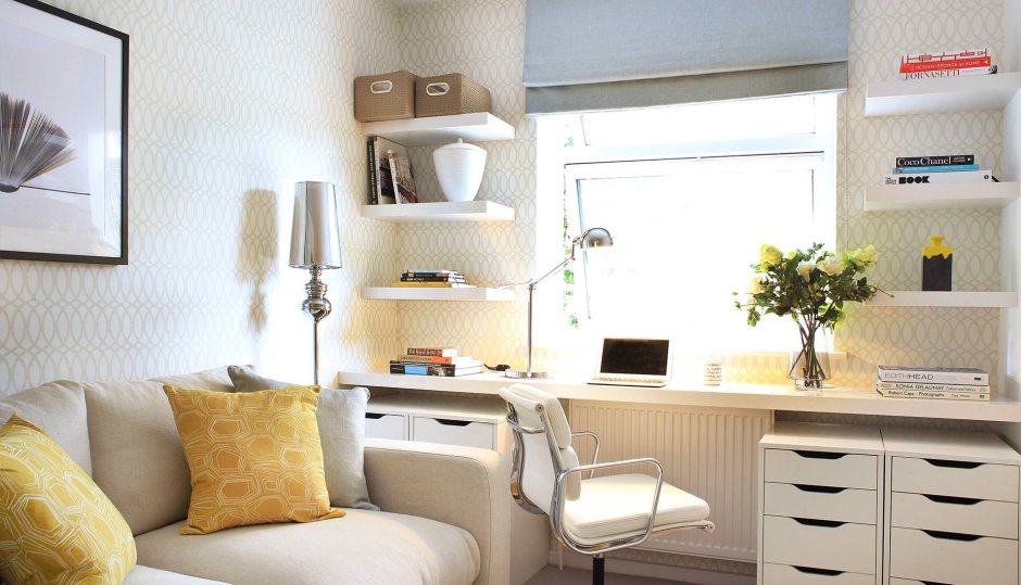 Письменный стол у окна в детской