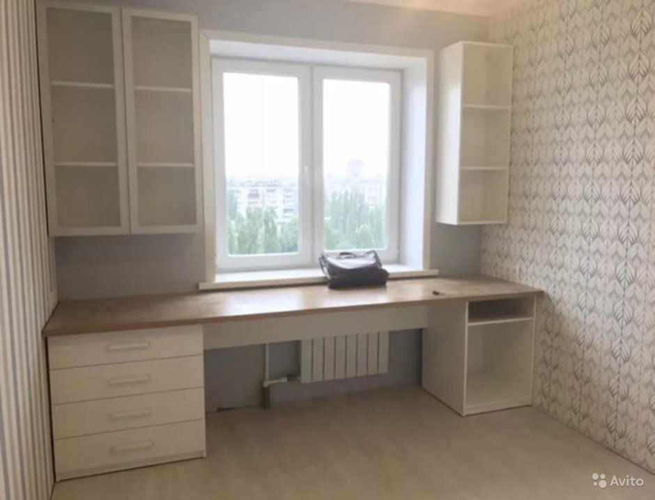 Письменный стол вдоль окна