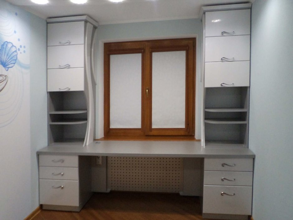 Стол у окна