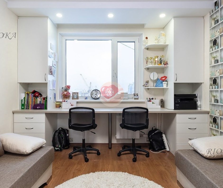 Компьютерный стол у окна