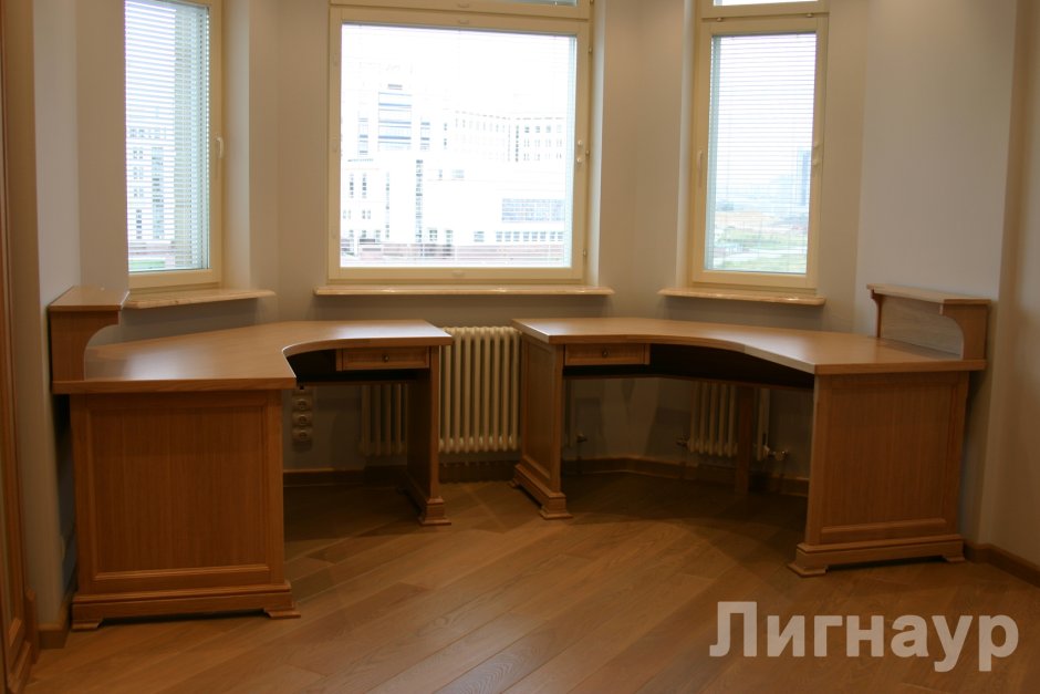 Встроенные письменные столы у окна