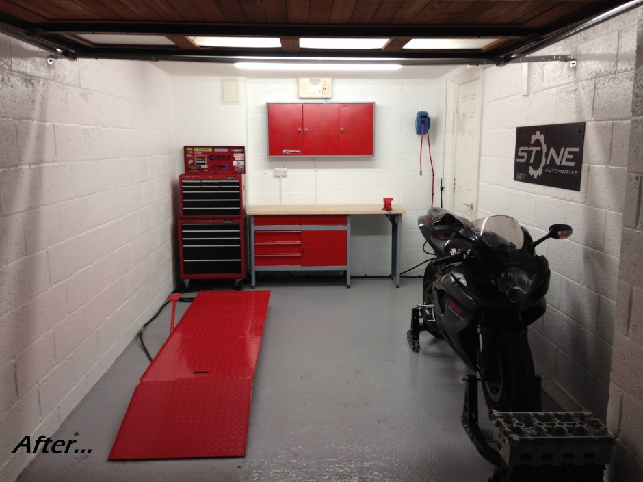 Гараж с мотоциклом современный