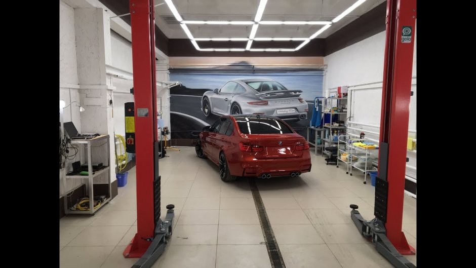 Большой гараж для авторемонта