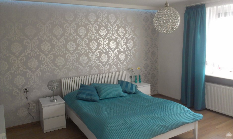 Двухцветные обои в комнате