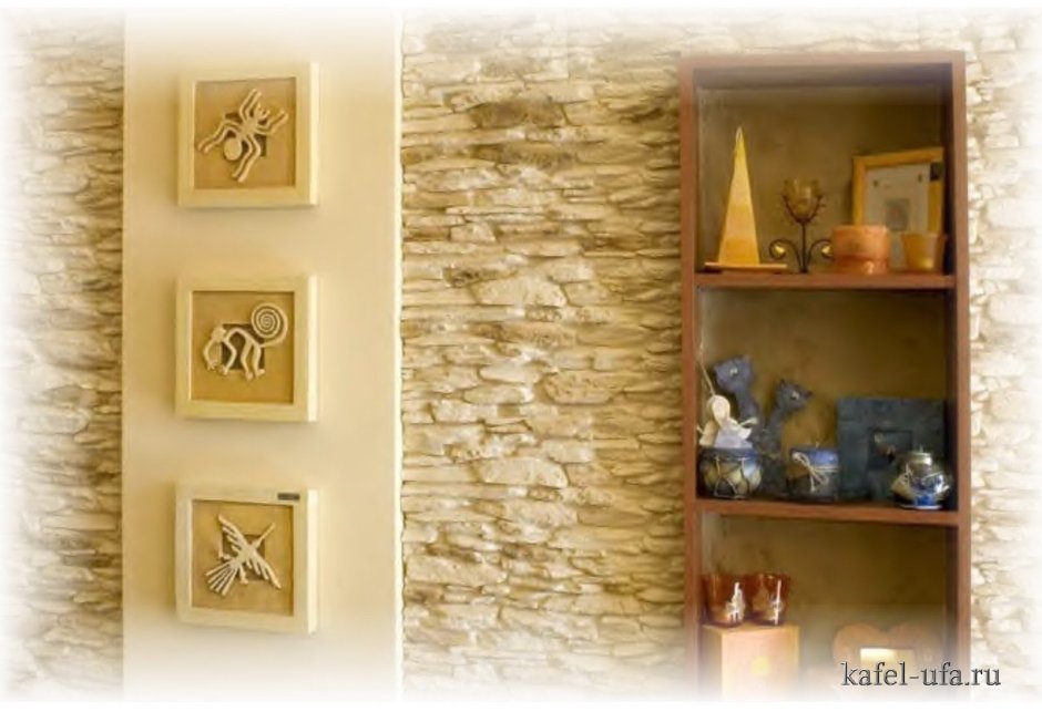 Природный камень в интерьере гостиной