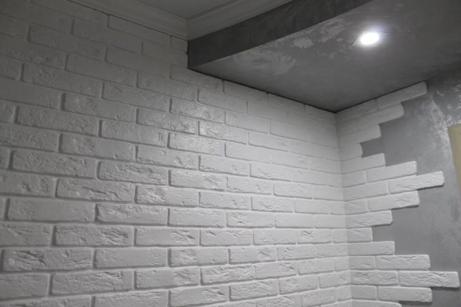 Отделка стены камнем за камином