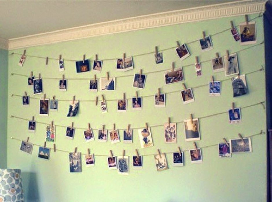 Фотографии на нитке на стене