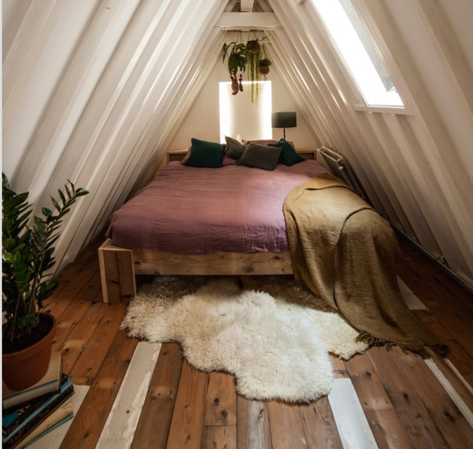 Спальня на чердаке на даче