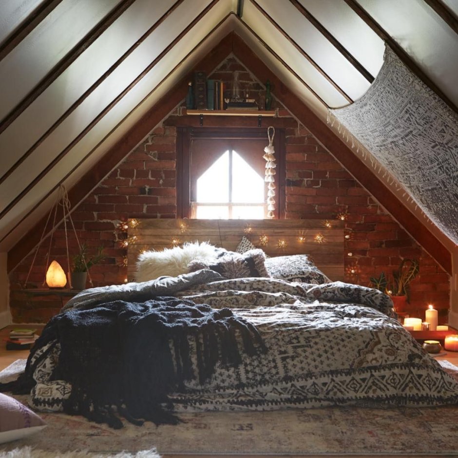 Уютная комната на чердаке