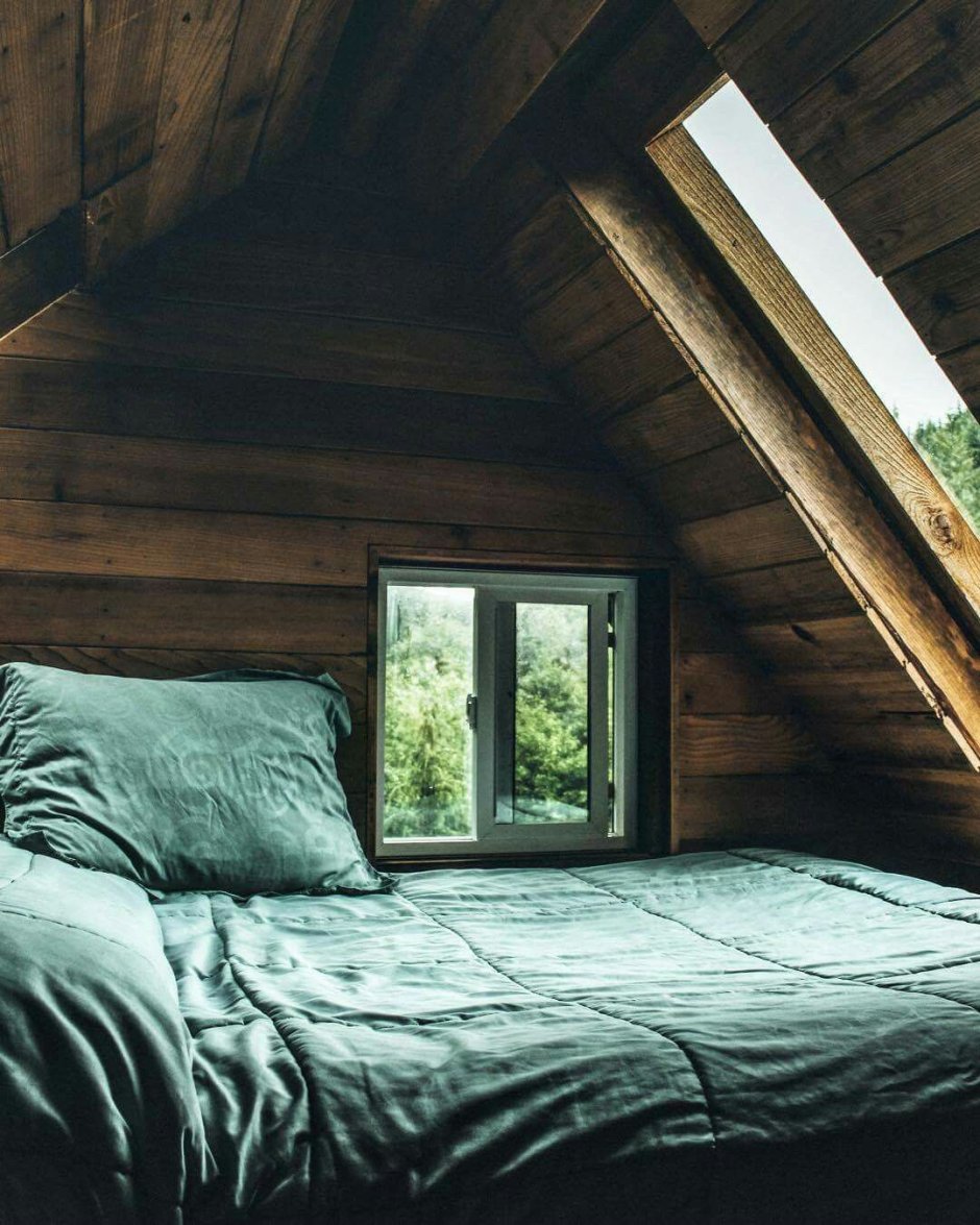 Уютная комната на чердаке