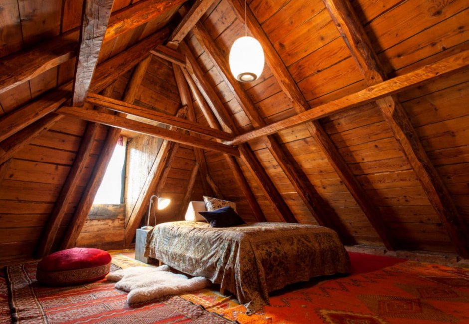 Комната под крышей