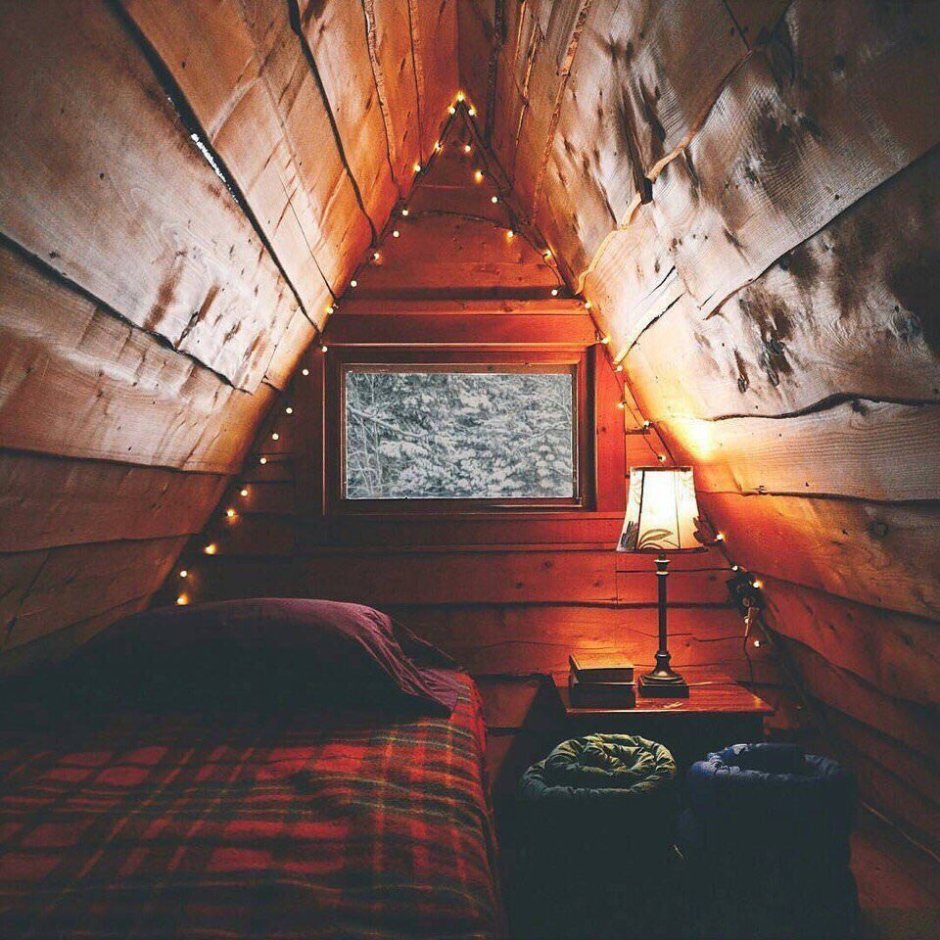 Уютная комната на чердаке