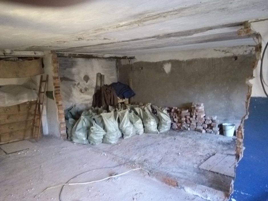 Проломил стену гаража