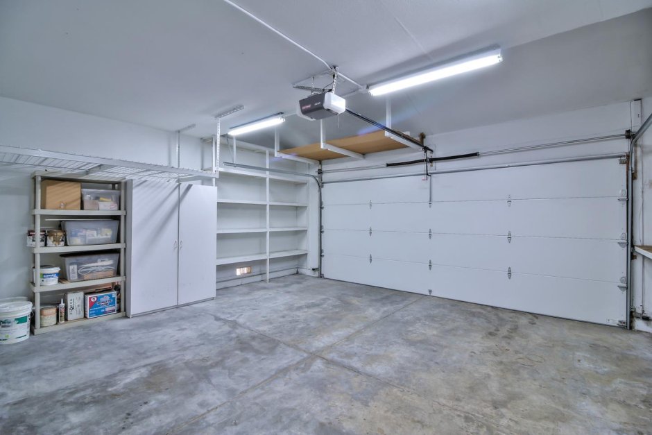 Светлый гараж