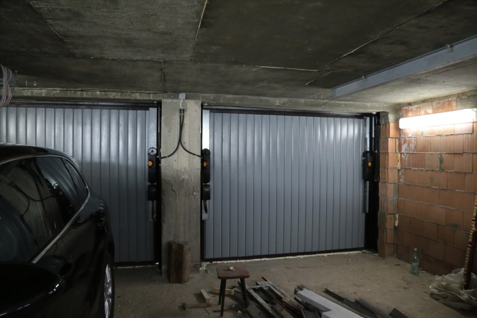 Подъемные ворота гаража пенала