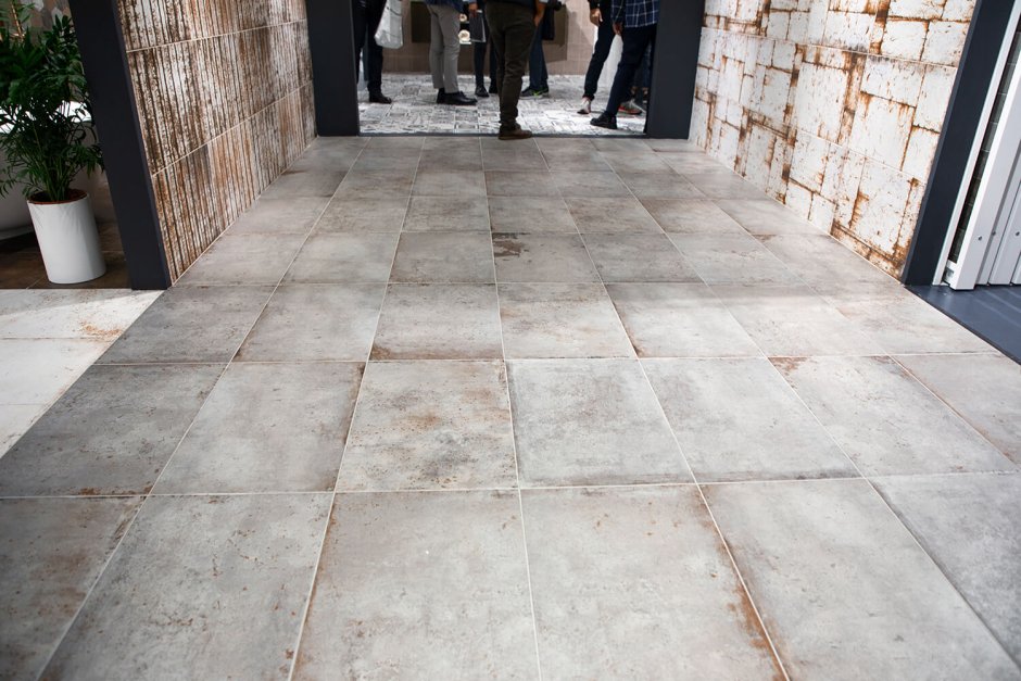 Белый и кафель под ржавчину