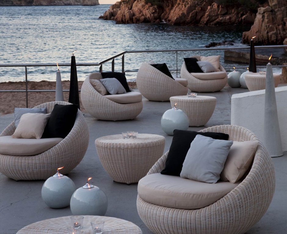 Лаундж зона из пуфов