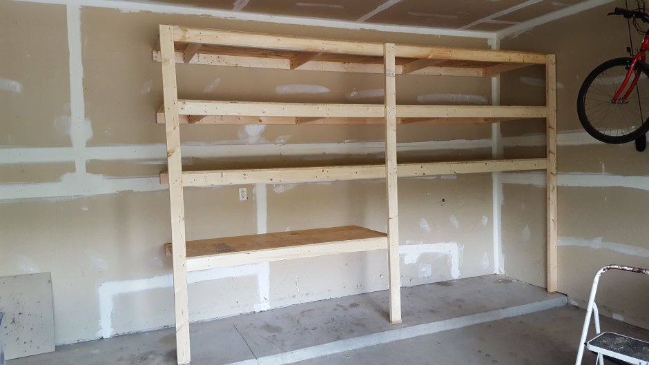 Стеллаж из паллетов для инструмента в гараж