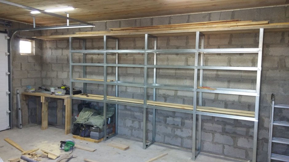 Деревянный стеллаж в гараж