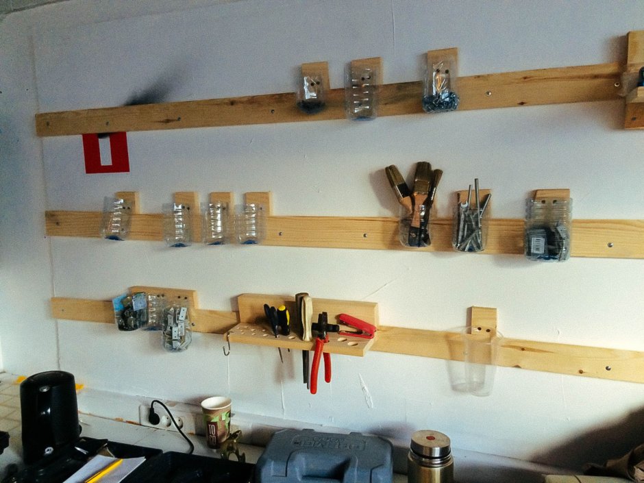 Навесные деревянные полки в гараж
