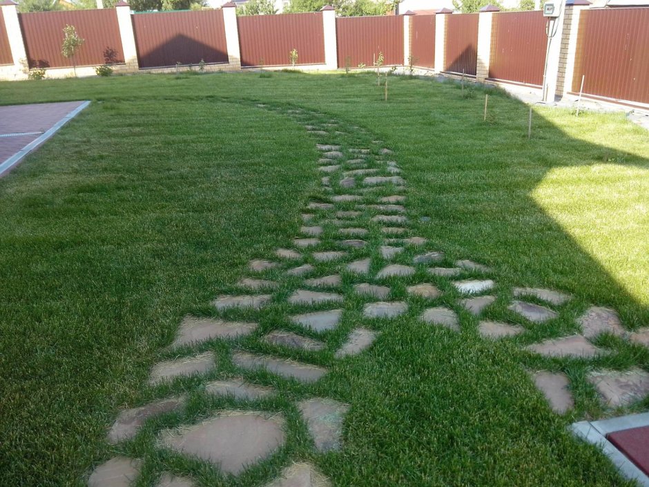 Тропинка на газоне