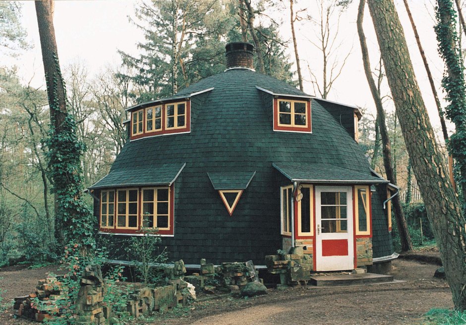 Деревянный дом с зеленой крышей