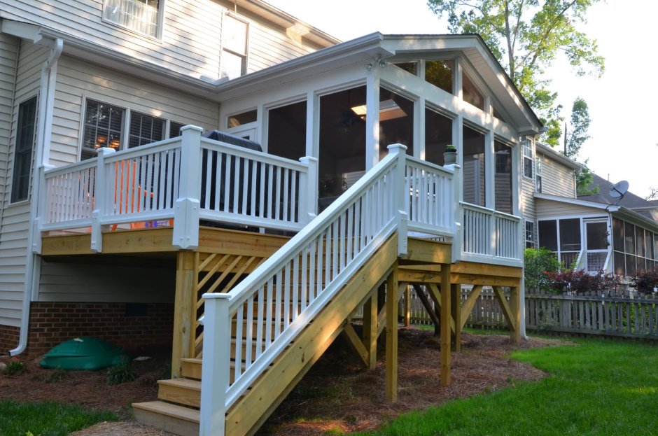 Балкон над верандой в частном доме