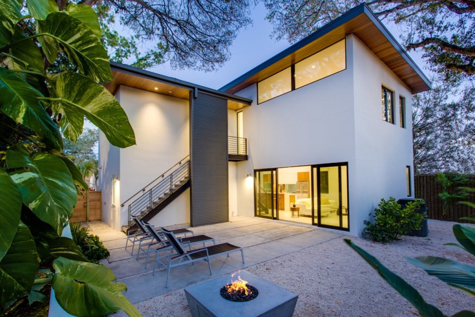 Маленький двухэтажный домик