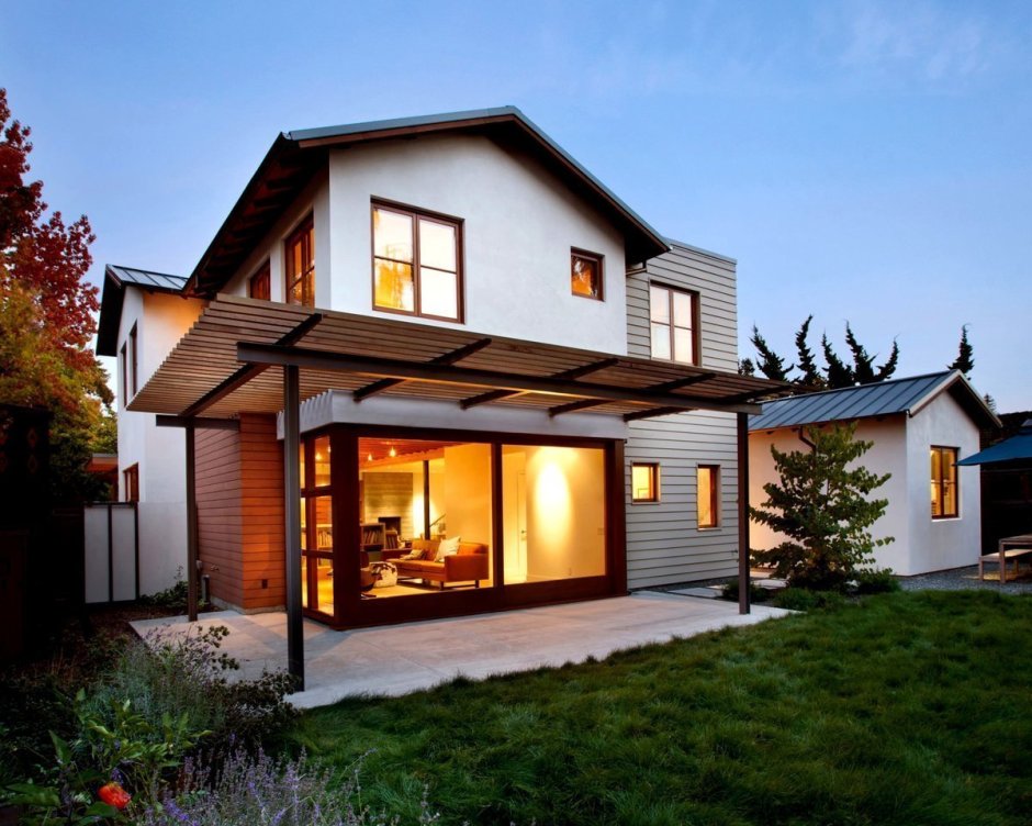 Двухэтажный дом из кирпича