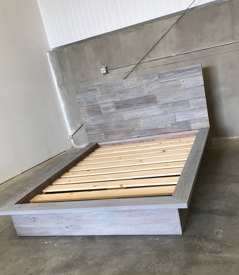 Кровать из бруса и фанеры