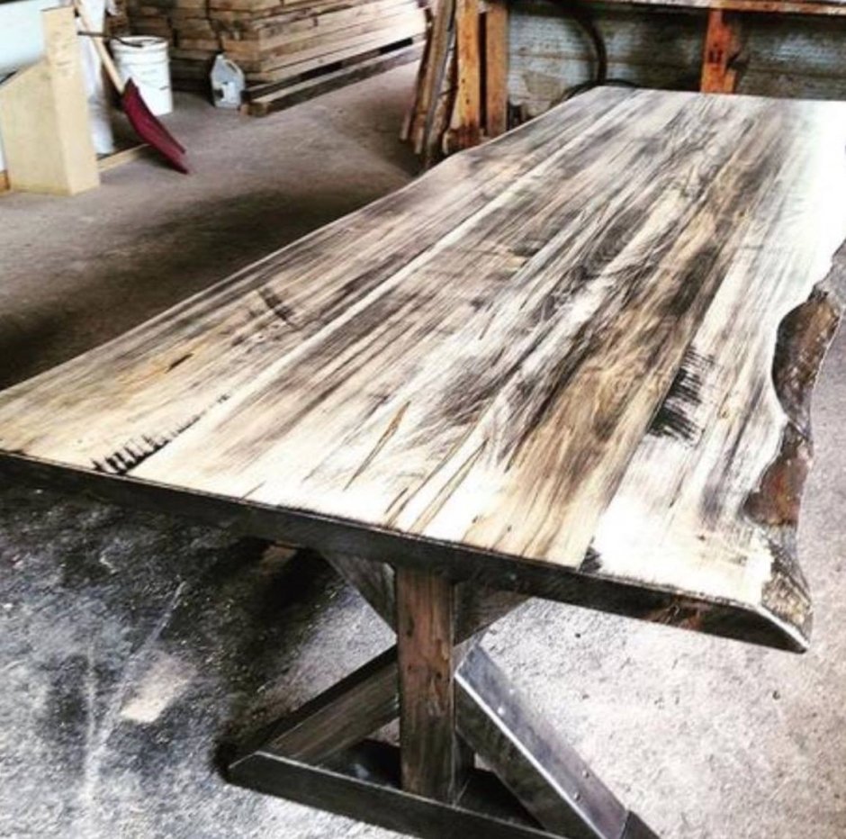 Стол из старого дерева