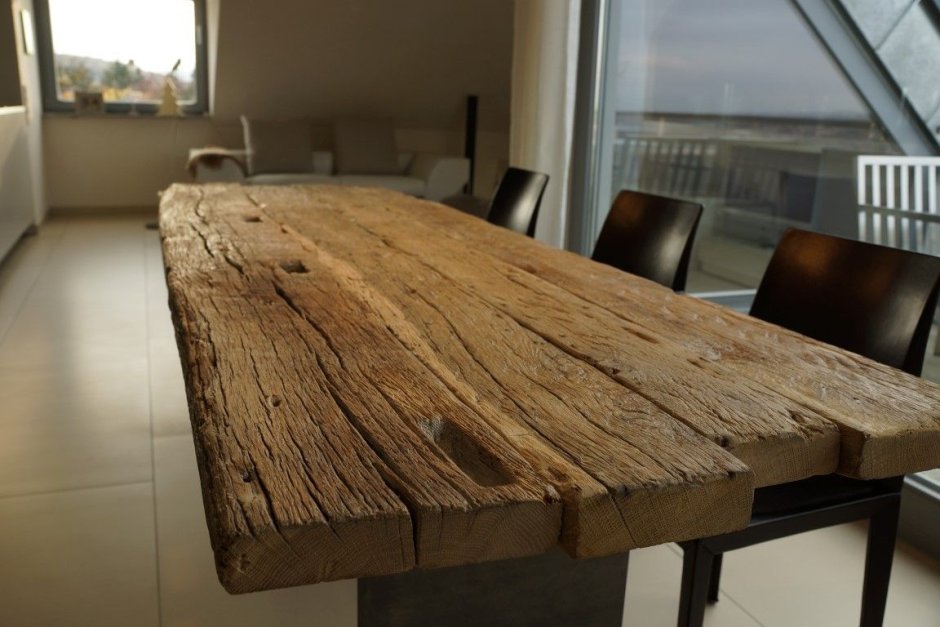 Столешница из необработанного дерева