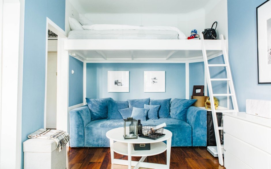 Кровать чердак в маленькой студии